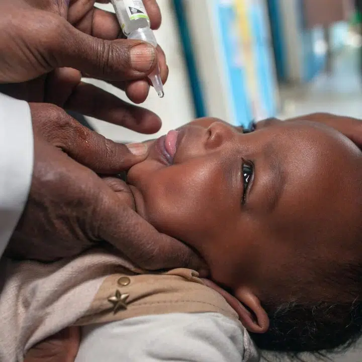 Un enfant reçoit un vaccin contre la polio dans un centre de santé soutenu par l’UNICEF à Hargeisa, au Somaliland, le 3 février 2021. Avec le soutien du DFID, l’UNICEF et ses partenaires travaillent ensemble pour fournir des services de santé et de nutrition aux mères et aux bébés afin qu’ils puissent survivre et s’épanouir. © UNICEF/UN0414890/Naftalin