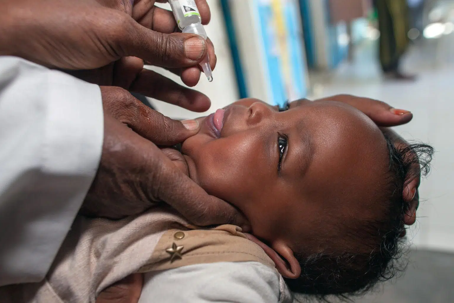 Un enfant reçoit un vaccin contre la polio dans un centre de santé soutenu par l’UNICEF à Hargeisa, au Somaliland, le 3 février 2021. Avec le soutien du DFID, l’UNICEF et ses partenaires travaillent ensemble pour fournir des services de santé et de nutrition aux mères et aux bébés afin qu’ils puissent survivre et s’épanouir. © UNICEF/UN0414890/Naftalin