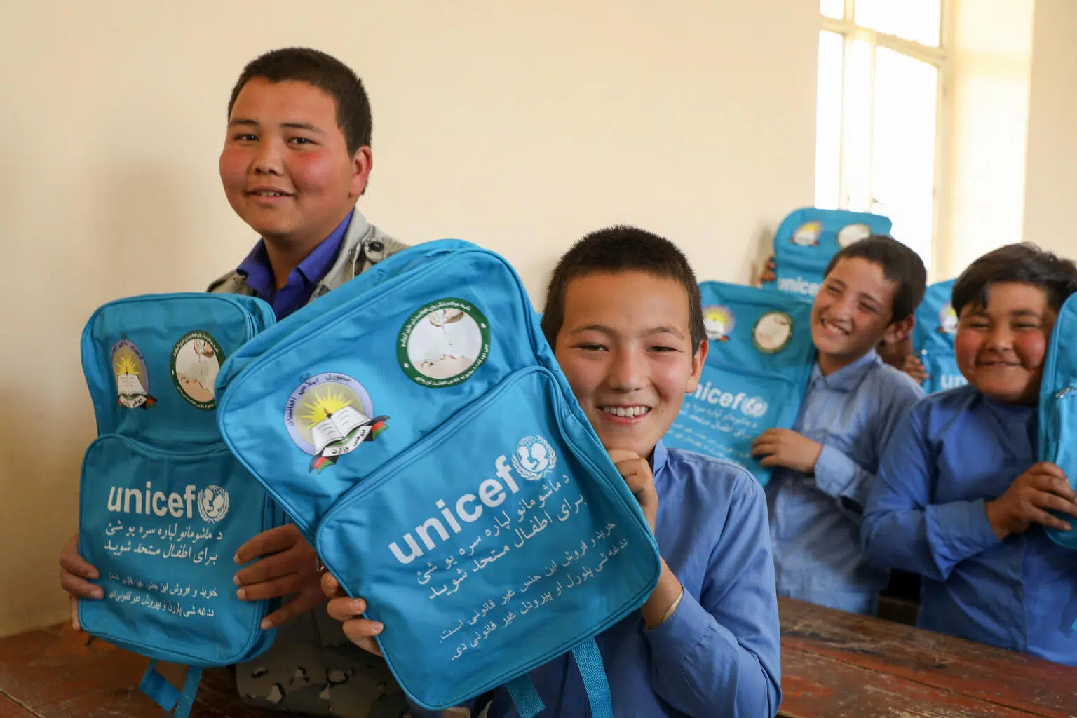 A Mazar, en Afghanistan, des écoliers reçoivent des nouveaux, le 31 mars 2021.