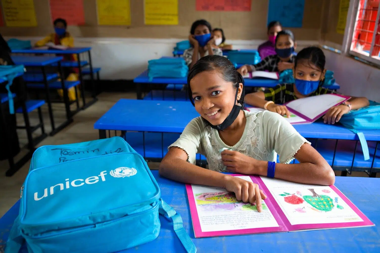Tasmin, une étudiante en langue de 6e année du MCP, appréciant sa classe au centre d'apprentissage pour enfants de Barnamala, mis en place par Mukti (ONG locale) soutenue par l'UNICEF. Camp de Cox's Bazar, le 13 janvier 2022. ©UNICEF/UN0581213/Kiron