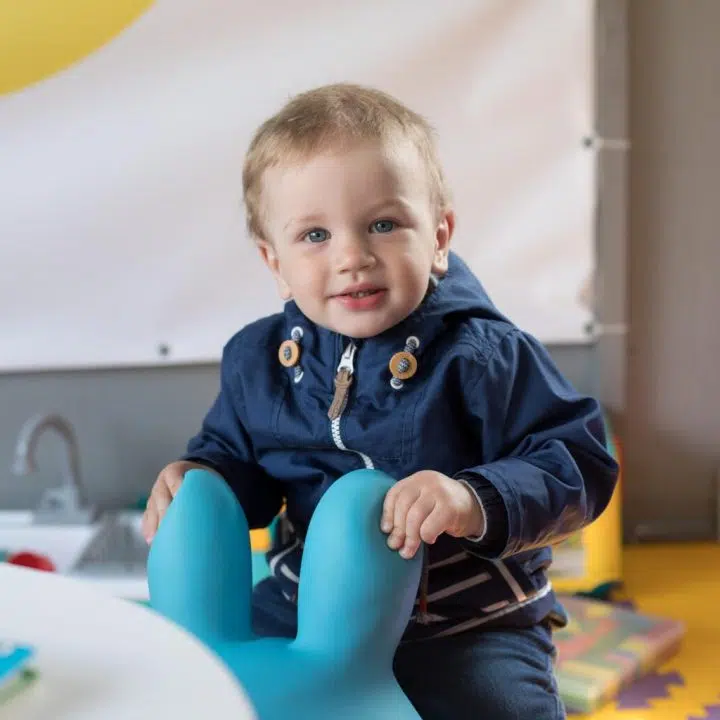 Le 27 avril 2022, en Ukraine, le petit Sashko, 18 mois, joue au centre pour enfants "Spilno" de l'UNICEF à Ternopil. Ici, les médecins vaccinent les personnes intéressées par la protection contre le COVID-19 et conseillent les parents sur les vaccinations infantiles de routine. ©UNICEF/UN0632235/Pidhayna