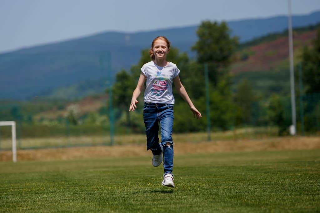 Dans le petit village de Serednie, dans l'ouest de l'Ukraine, Veronika, 9 ans, fait partie des 30 enfants qui jouent au football et participent à des activités ludiques dans le cadre du programme PORUCH. © UNICEF/UN0665008/Hudak