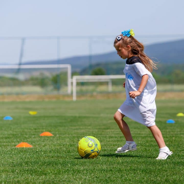 Pendant les activités organisées dans le cadre du projet « PORUCH », des enfants sont divisés en groupes et participent à diverses activités et jeux.© UNICEF/UN0665031/Hudak