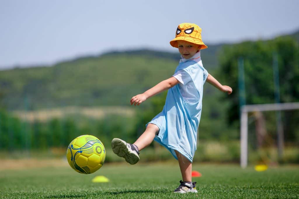 Dans le petit village de Serednie, dans l'ouest de l'Ukraine, 30 enfants jouent au football dans le cadre du programme PORUCH. © UNICEF/UN0665034/Hudak