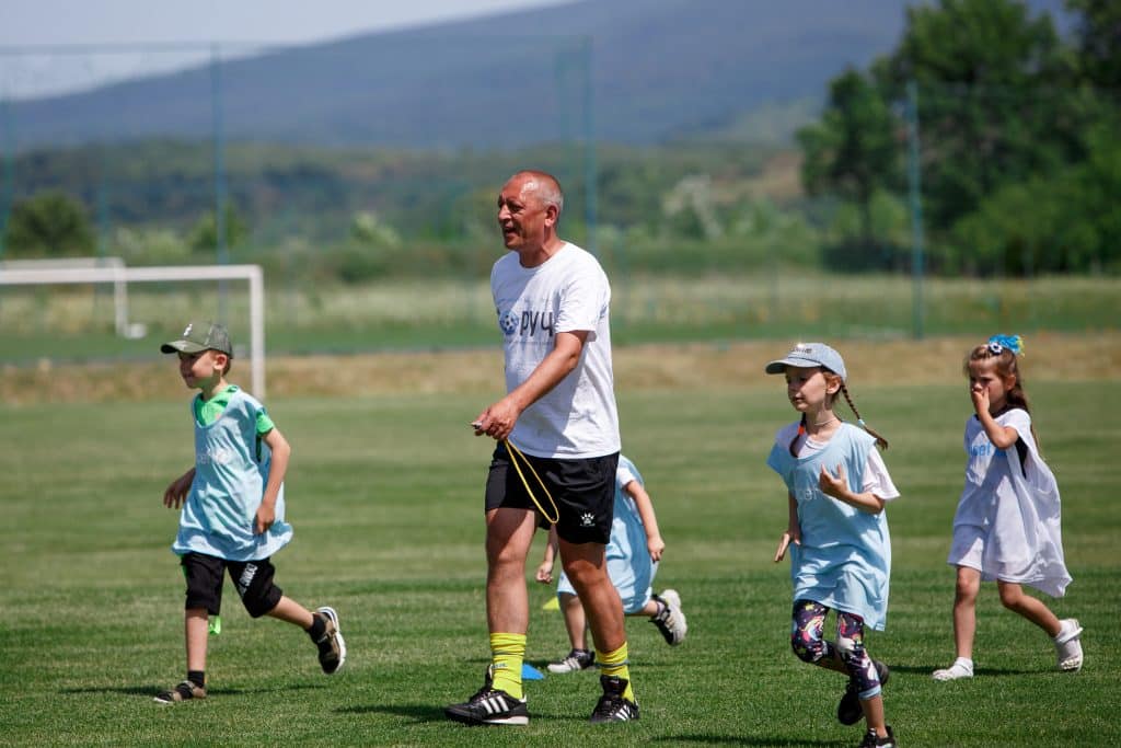 Les enfants participent à une séance de jeu organisée dans le cadre du programme PORUCH, qui fait appel à des psychologues et à des sportifs pour aider les enfants et les adolescents de 6 à 18 ans affectés par la guerre à surmonter leurs craintes et à trouver de nouveaux moyens de faire face à la situation.© UNICEF/UN0665039/Hudak