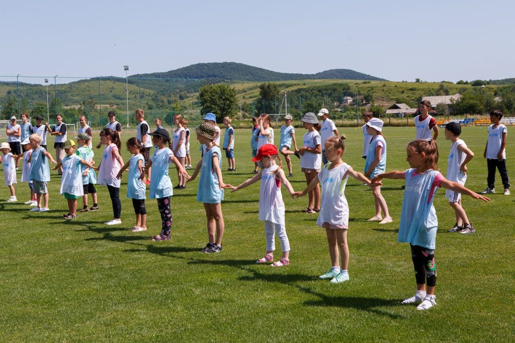 Dans le petit village de Serednie, dans l'ouest de l'Ukraine, 30 enfants jouent au football dans le cadre du programme PORUCH.© UNICEF/UN0665058/Hudak