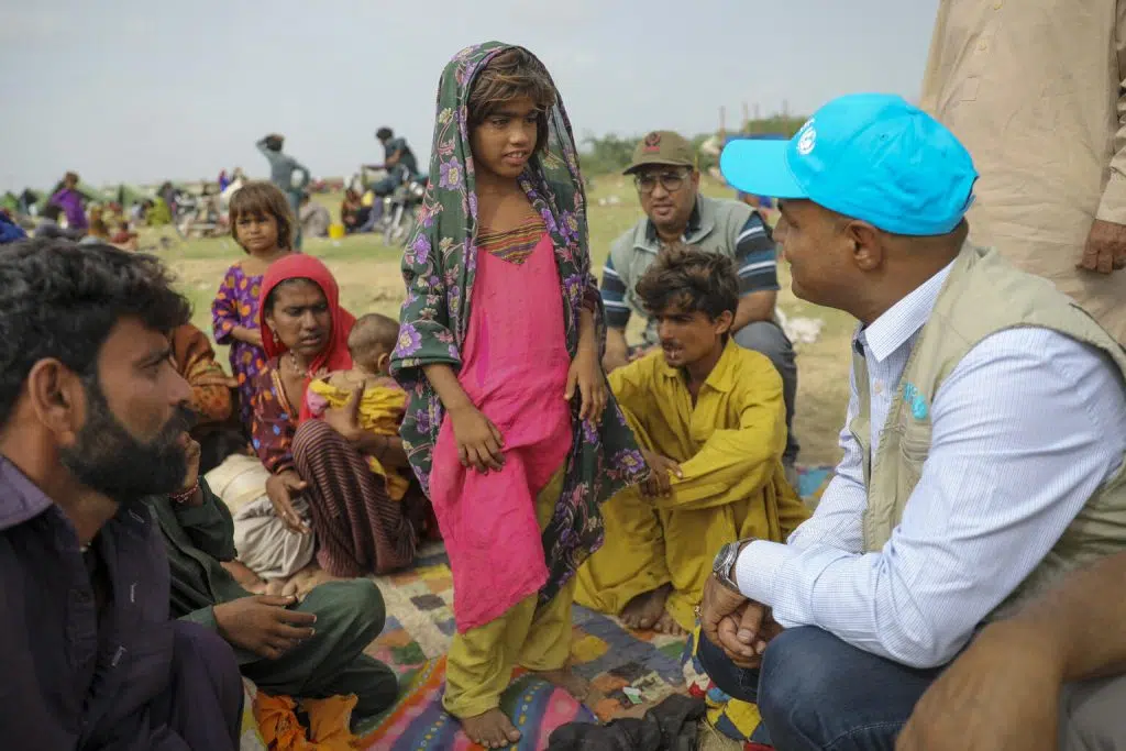 Au Pakistan, les équipes de l'UNICEF assistent les familles et les enfants touchés par les inondations.