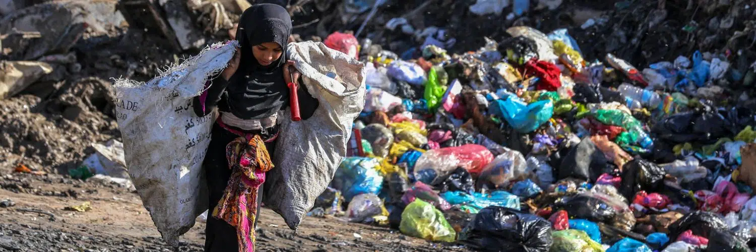 Une jeune irakienne ramasse des containers de plastique qu'elle revendra plus tard