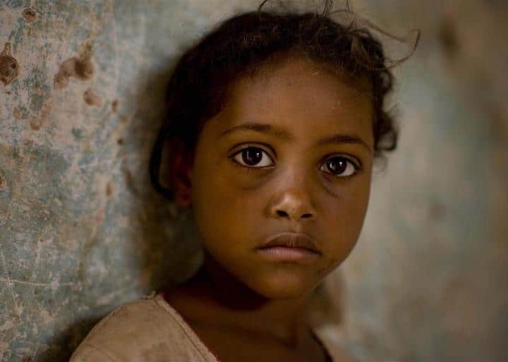 Fatma Salih, 5 ans, se tient devant sa maison du village d'Aroma, près de la ville de Kassala. ©UNICEF/UNI73767/Holt