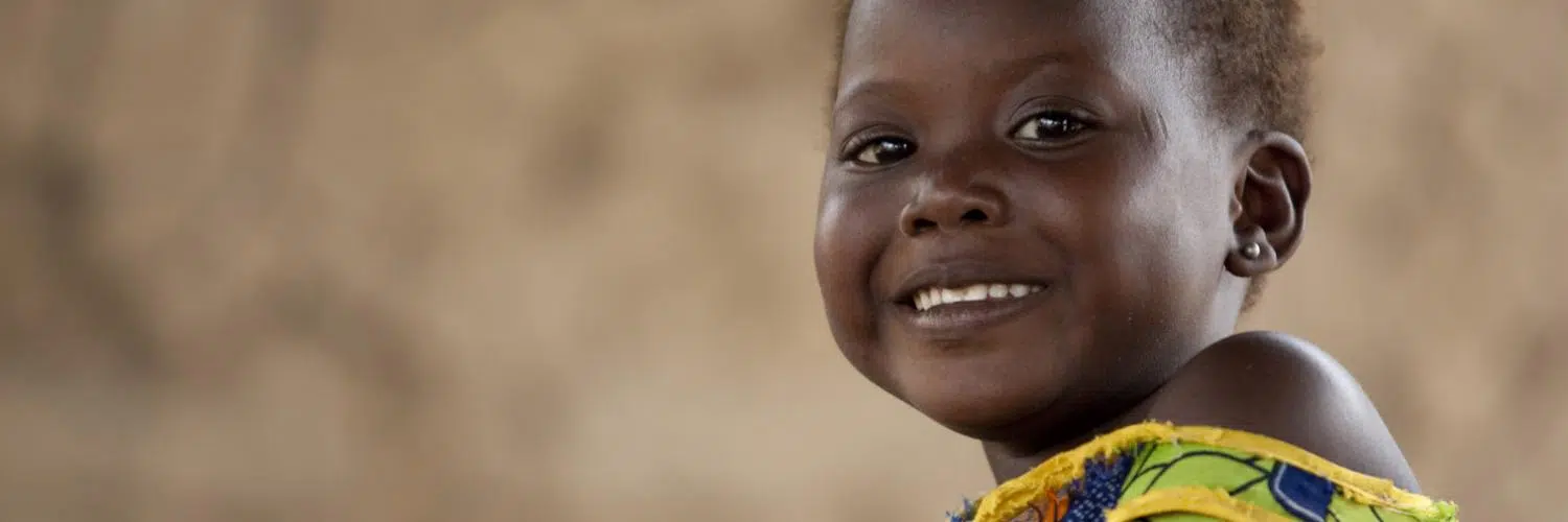 Une petite fille sourit à Banankoro au Mali où l'UNICEF soutient des activités de sensibilisation à la santé.
