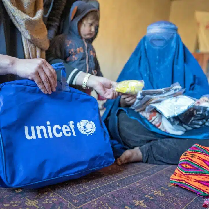 Le 22 novembre 2022, Yasamin (à droite) reçoit un kit fourni par l'UNICEF pour sa fille nouveau-née, Nida, âgée de 22 jours seulement, dans la province de Badakhshan en Afghanistan.  Le kit contient des produits tels qu'un bonnet, des vêtements, des couvertures et des chaussures. © UNICEF/UN0746683/Naftalin