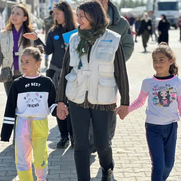 La directrice régionale de l'UNICEF pour l'Europe et l'Asie centrale, Afshan Khan, marchant avec deux filles à Kahramanmaraş après les deux tremblements de terre dévastateurs qui ont frappé le sud-est de la Turquie. © UNICEF/UN0789743/Karacan