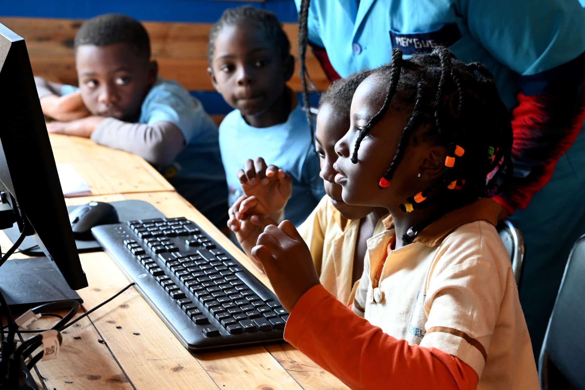 Adolescent Avec La Tablette Numérique. Vue De Dessus D'une Adolescente  Africaine Travaillant Sur Tablette Numérique Et Alors Qu'il Était Assis Sur  Le Plancher Banque D'Images et Photos Libres De Droits. Image 25272300