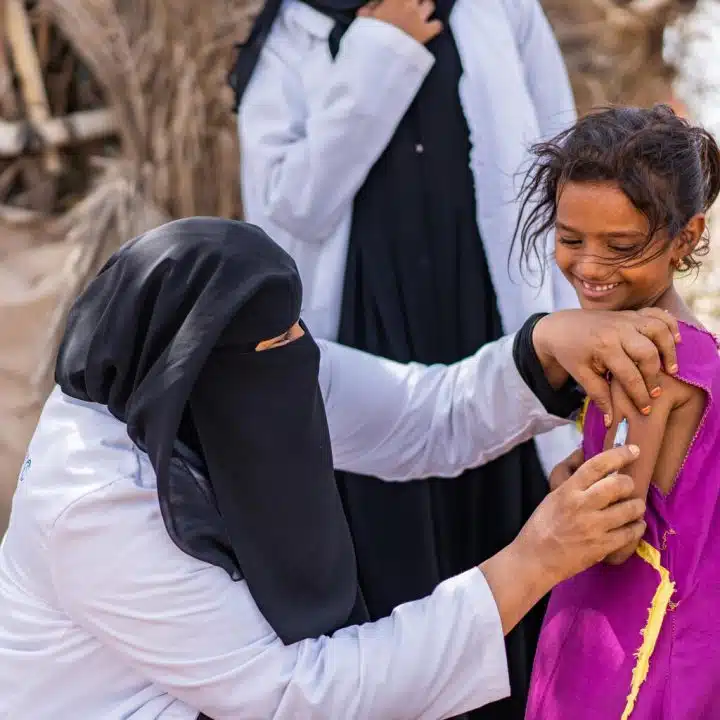 Le 6 juin 2022, dans le gouvernorat d'Aden, au Yémen, Ghada, 53 ans, agent de santé, vaccine Aswar, 9 ans, lors d'une campagne de vaccination pour les enfants. © UNICEF/UN0679318/Hayyan