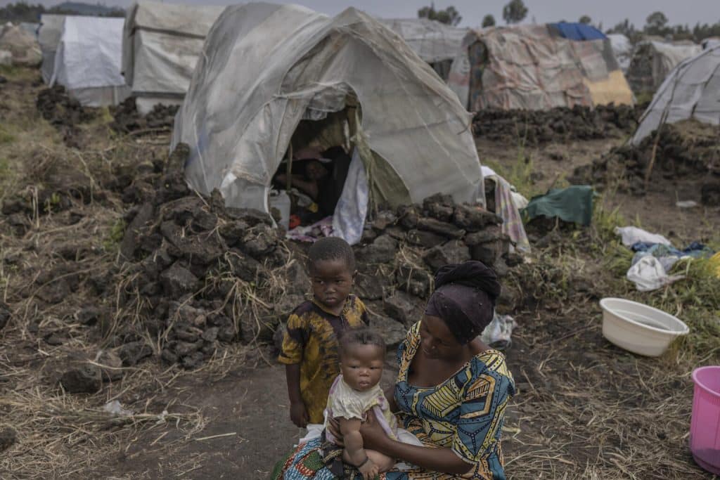 Buhoro Bwira, mère de cinq enfants, joue avec sa fille de cinq mois, Gloria, dans le camp de personnes déplacées de Bulengo, en République démocratique du Congo, le 8 février 2023. © UNICEF/UN0791523/Ndebo