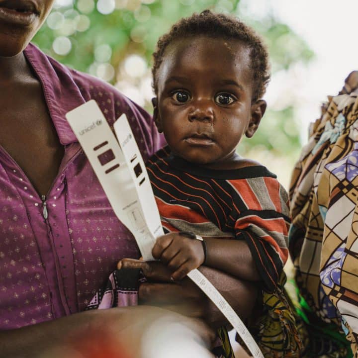L'UNICEF et ses partenaires soutiennent une campagne de dépistage de la malnutrition à grande échelle dans les sites de déplacés autour de Goma.© UNICEF/UNI539050/Benekire