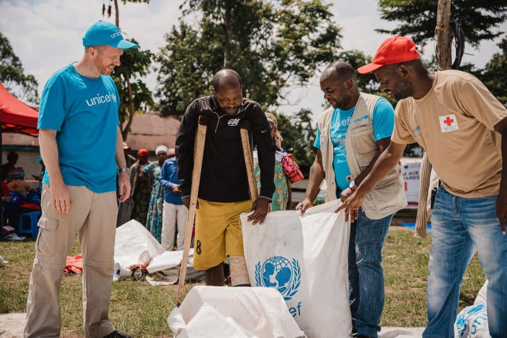 Distribution de fournitures de première nécessité à Minova, dans la province du Sud-Kivu, en République démocratique du Congo, le 16 mars 2024. Plus de 8 300 familles déplacées à Minova et Bweremana recevront ces kits grâce au soutien de l'UNICEF.© UNICEF/UNI540639/Benekire