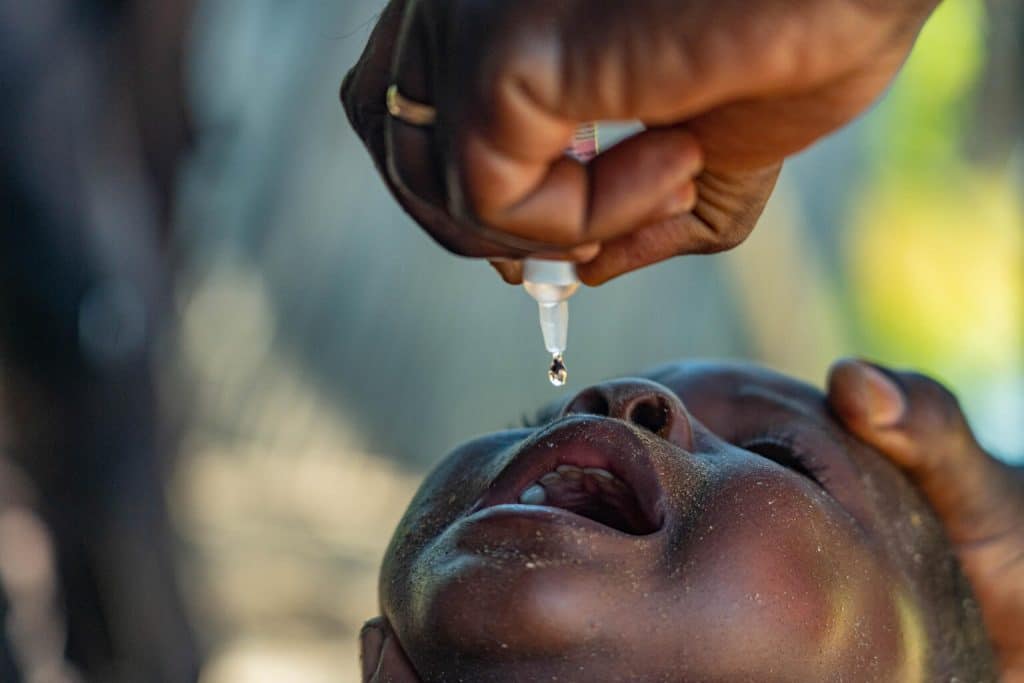 Le 29 mars 2024, un enfant se fait vacciner contre la polio dans la province de Maniema en République démocratique du Congo. © UNICEF/UNI547802/Mulala