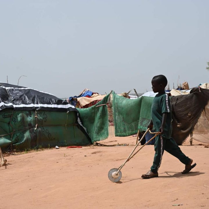 Un garçon jouant, dans le site de réfugiés d'Adré, à l'est du Tchad, près de la frontière avec le Soudan.