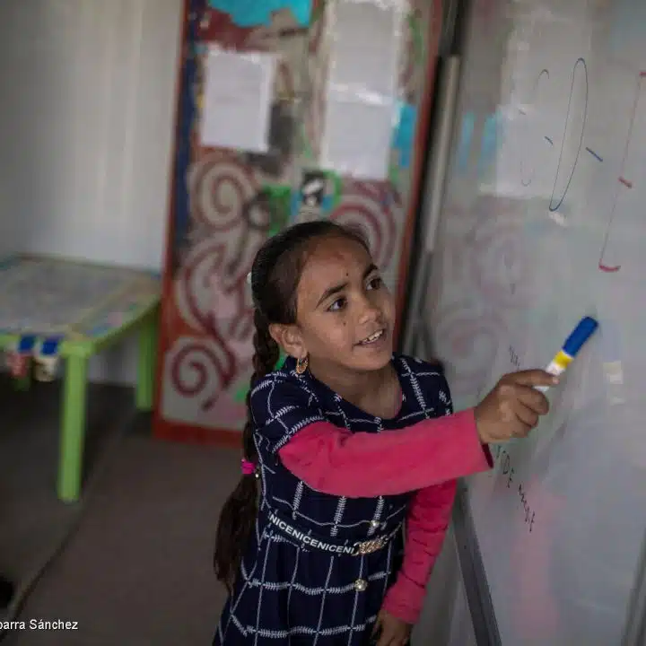 Le 17 mai 2023, Samah, 13 ans, originaire de Mosul, suit des cours dans un centre d'éducation informelle soutenu par l'UNICEF à Hassansham, en Irak. © UNICEF/UN0848012/Ibarra Sánchez