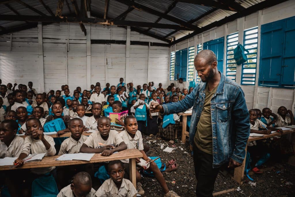 Le 22 février 2024, Jonathan Nsekonziza, directeur d'école, fait cours aux élèves de l'école primaire de Walugaba, située près du site de déplacés de Rusayo, dans la province du Nord-Kivu, en République démocratique du Congo. © UNICEF/UNI528321/Benekire