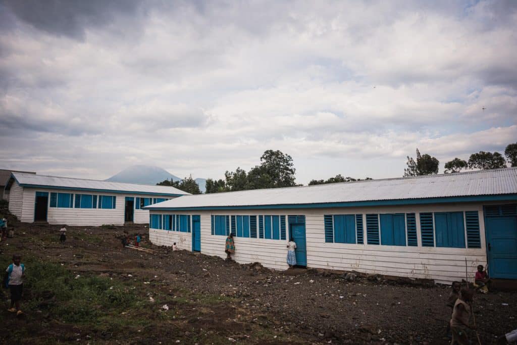 En République démocratique du Congo, près du camp de déplacés de Rusayo, l'UNICEF a soutenu la construction de 6 espaces d'apprentissage temporaires. Ces espaces permettront d'accueillir les enfants déplacés qui ont dû interrompre leurs scolarité pour fuir les violences. © UNICEF/UNI528322/Benekire