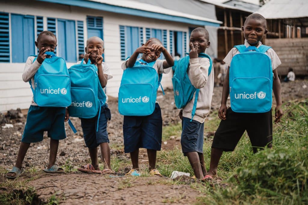 En République démocratique du Congo, à l'école primaire de Walugaba, l'UNICEF a soutenu la construction de 6 espaces d'apprentissage temporaires et distribué plus de 2000 kits scolaires, composés de cartables, de cahiers, de boîtes à outils géométriques et de stylos. Ces espaces permettront d'accueillir les enfants déplacés qui ont dû interrompre leurs cursus pour fuir les violences.© UNICEF/UNI528325/Benekire