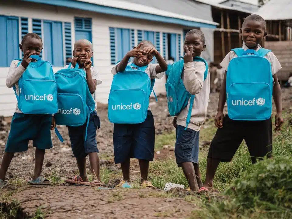 En République démocratique du Congo, à l'école primaire de Walugaba, l'UNICEF a soutenu la construction de 6 espaces d'apprentissage temporaires et distribué plus de 2000 kits scolaires, composés de cartables, de cahiers, de boîtes à outils géométriques et de stylos. Ces espaces permettront d'accueillir les enfants déplacés qui ont dû interrompre leurs cursus pour fuir les violences.© UNICEF/UNI528325/Benekire