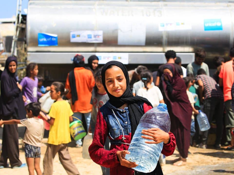 Dans la bande de Gaza, Malak, 14 ans, fait la queue pendant de longues heures pour avoir de l'eau potable. © UNICEF/UNI613724/El Baba