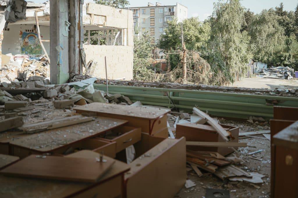 Le 22 mai 2024, 2 roquettes ont été tirées sur une école maternelle à Chuhuiv en Ukraine. © UNICEF/UNI614769/Pashkina