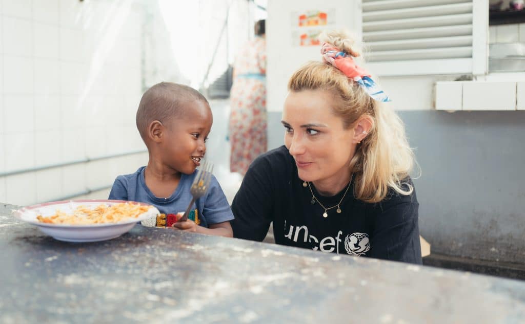 Visite d'Elodie Gossuin, ambassadrice Unicef France à Djibouti. Au Centre Caritas de Djibouti où les enfants des rues bénéficient d'une prise en charge psychosociale et éducative. Avec Sabri, 1an 1/2