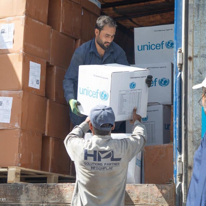 Le 8 octobre 2023, l'UNICEF charge des cartons de kits d'hygiène dans un camion, se préparant à expédier ces kits dans l'ouest de l'Afghanistan en réponse au tremblement de terre de magnitude 6,3 qui a frappé les provinces de Herat, Farah et Badghis le 7 octobre. © UNICEF/UNI448713/Khan