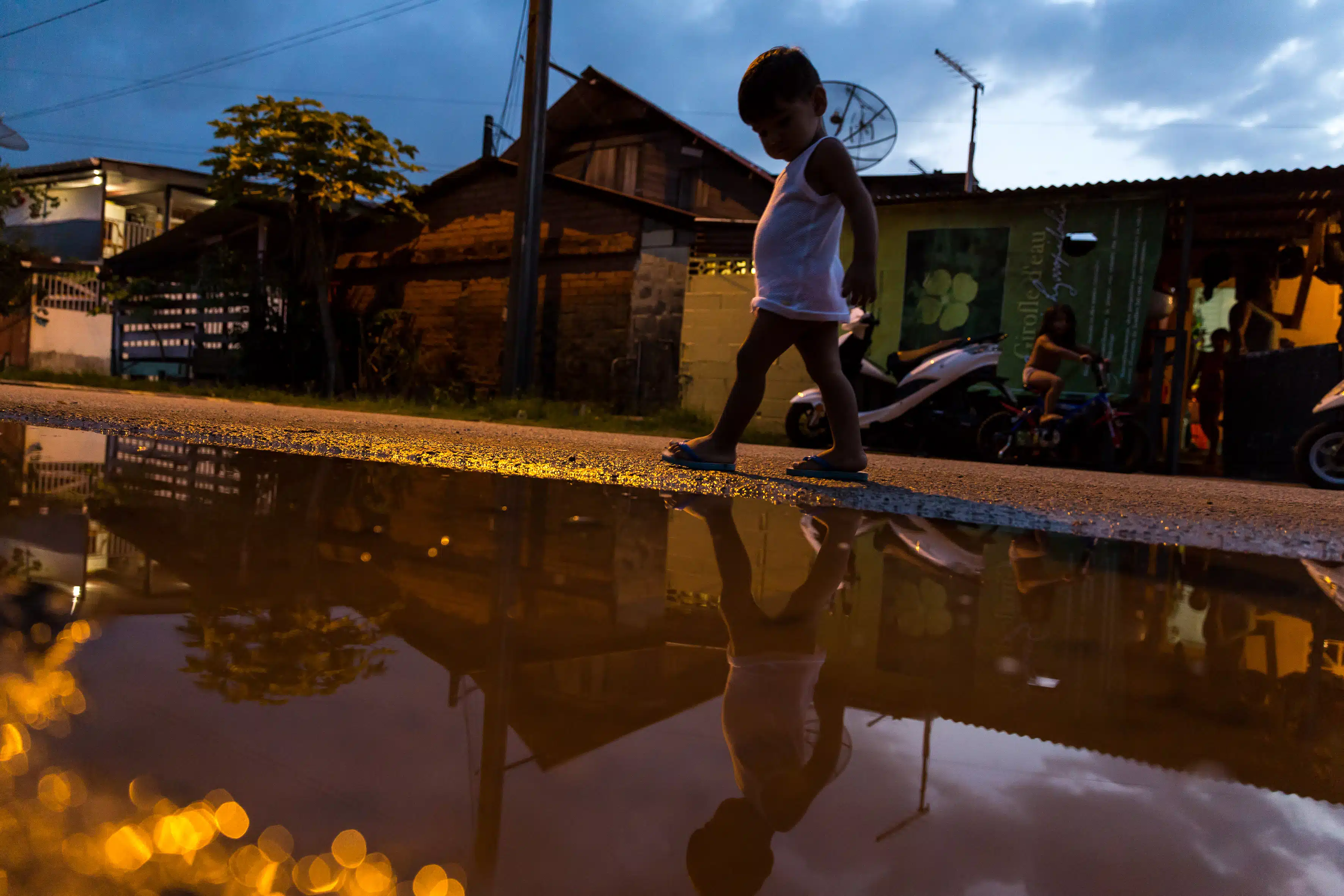 Un enfant marche dans une rue le 31 mars 2017 dans le quartier Matine-Leblond de Cayenne, en Guyane. © Jody Amiet / AFP