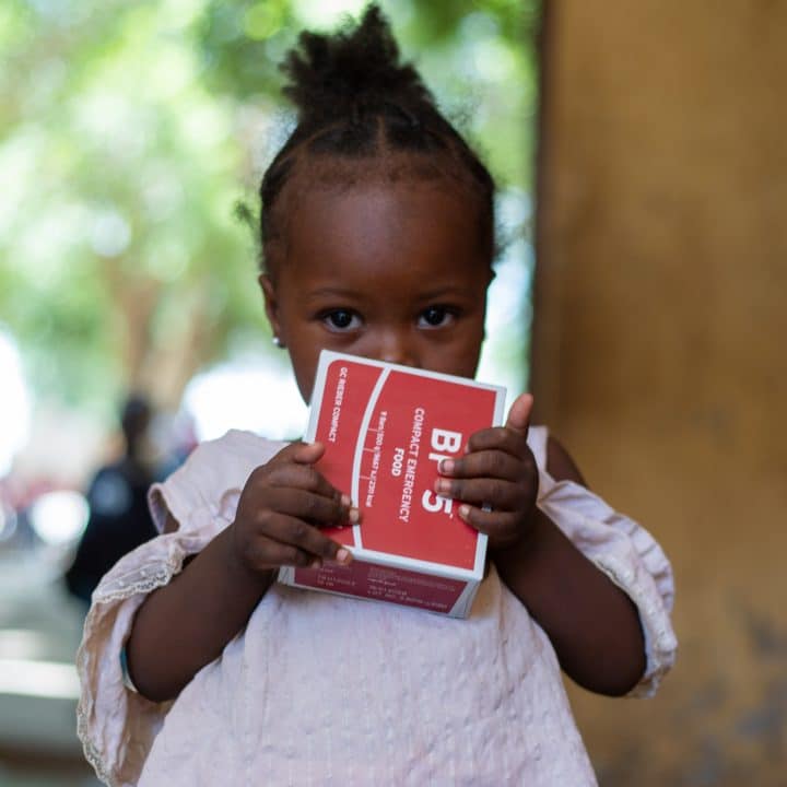 Set 8 cartes de voeux Unicef cerf & sapins FR – Oxfam Magasins du Monde