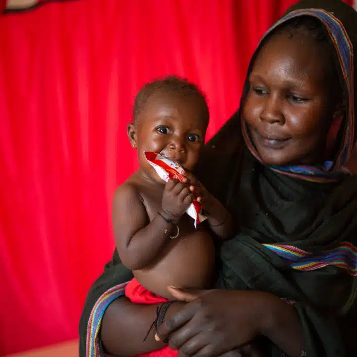 Au Soudan, L'État de Gezira a connu une forte augmentation des cas de malnutrition, en particulier chez les enfants déplacés. L'UNICEF mis en place des actions pour améliorer la santé et le bien-être des enfants de moins de cinq ans par la détection précoce et le traitement de la malnutrition, ainsi que par la prévention. © UNICEF/UNI462546/Mohamdeen