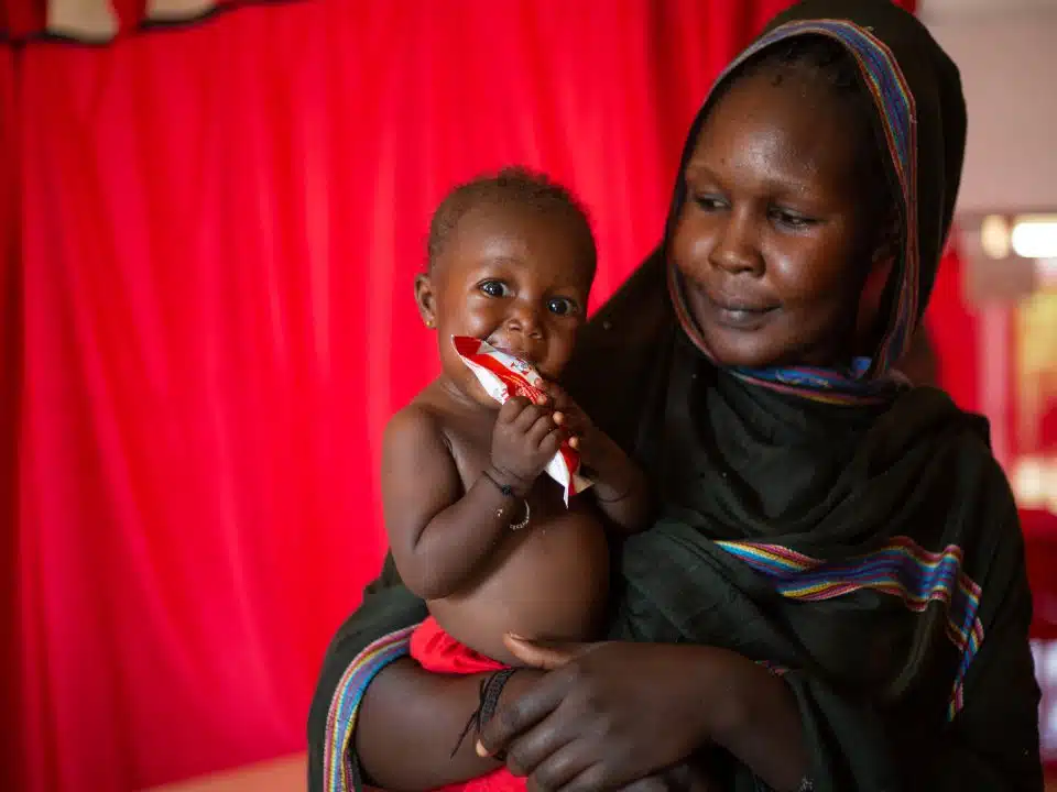 Au Soudan, L'État de Gezira a connu une forte augmentation des cas de malnutrition, en particulier chez les enfants déplacés. L'UNICEF mis en place des actions pour améliorer la santé et le bien-être des enfants de moins de cinq ans par la détection précoce et le traitement de la malnutrition, ainsi que par la prévention. © UNICEF/UNI462546/Mohamdeen