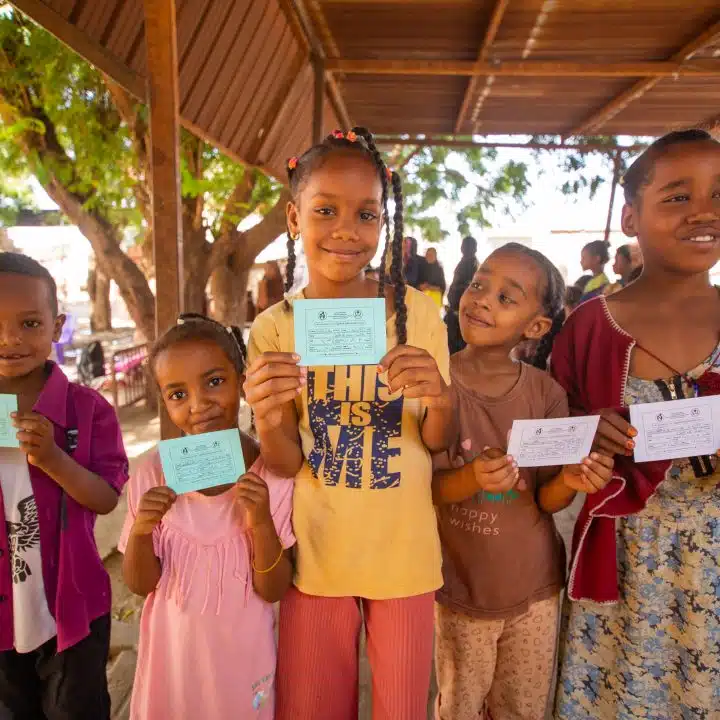 Le 21 novembre 2023, des enfants montrent leur carte de vaccination après avoir reçu des doses de vaccin contre le choléra lors d'une campagne de vaccination contre le choléra dans l'État de Madani Gezira. L'UNICEF soutient la campagne de vaccination contre le choléra du ministère fédéral de la Santé dans les États touchés, y compris celui de Gezira.© UNICEF/UNI476505/Mohamdeen