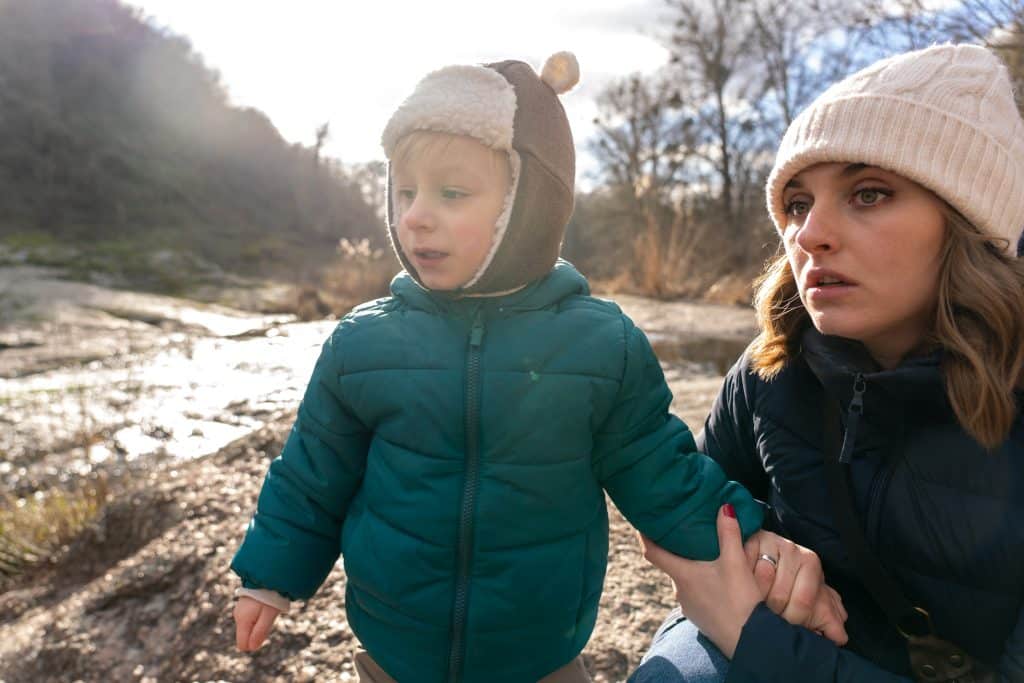 « Chaque fois que nous pensons avoir trouvé un endroit plus sûr, les bombardements reprennent », confie Yevheniia déplacée à plusieurs reprises avec son fils Yehor et son époux. © UNICEF/UNI735775/Filippov