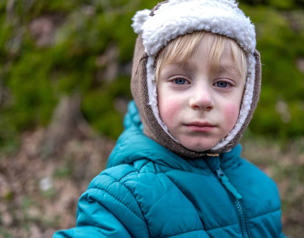 Agé de 3 ans, Yehor n'a connu que la guerre. Né à Marioupol, il a été déplacé pour la première fois alors qu'il n'avait que deux mois. © UNICEF/UNI735816/Filippov