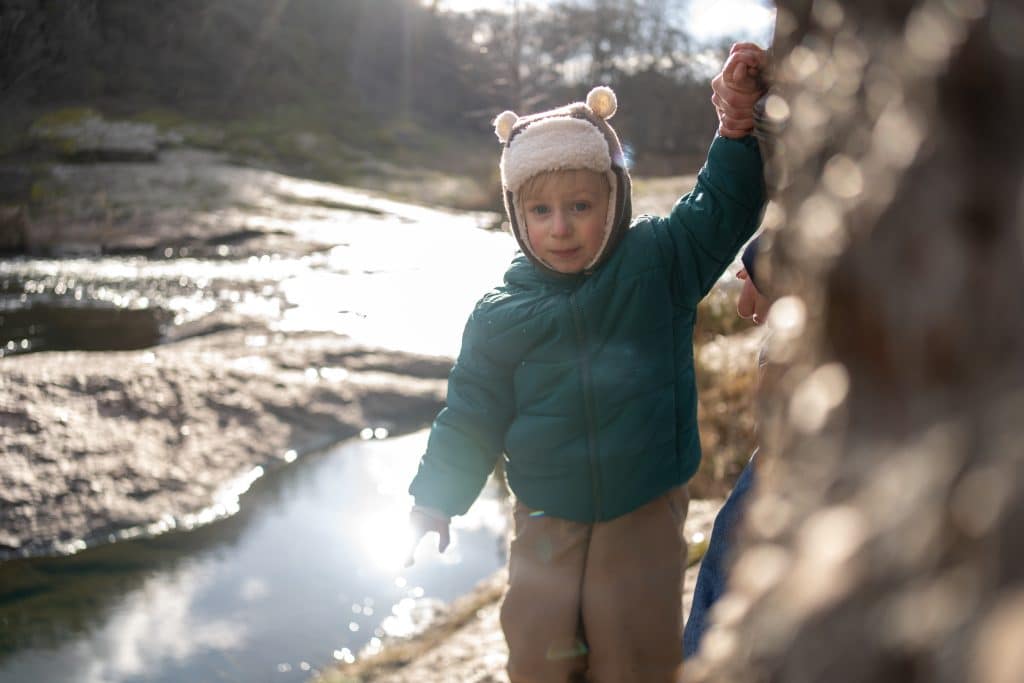 Agé de 3 ans, Yehor n'a connu que la guerre. Né à Marioupol, il a été déplacé pour la première fois alors qu'il n'avait que deux mois. © UNICEF/UNI735817/Filippov