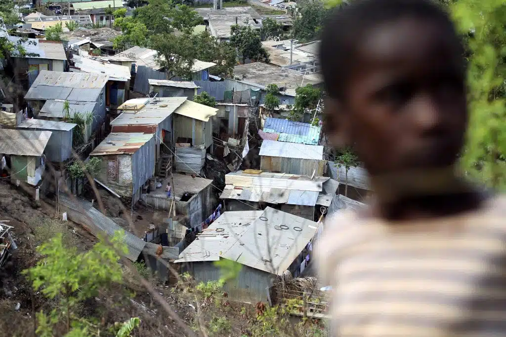 Photo du village de Mamoudzou à Mayotte, où 8 enfants sur 10 sont en situation de pauvreté. AFP PHOTO RICHARD BOUHET (Photo by RICHARD BOUHET / AFP)