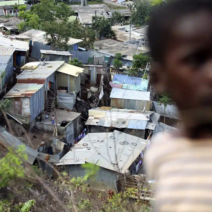 Photo du village de Mamoudzou à Mayotte, où 8 enfants sur 10 sont en situation de pauvreté. AFP PHOTO RICHARD BOUHET (Photo by RICHARD BOUHET / AFP)