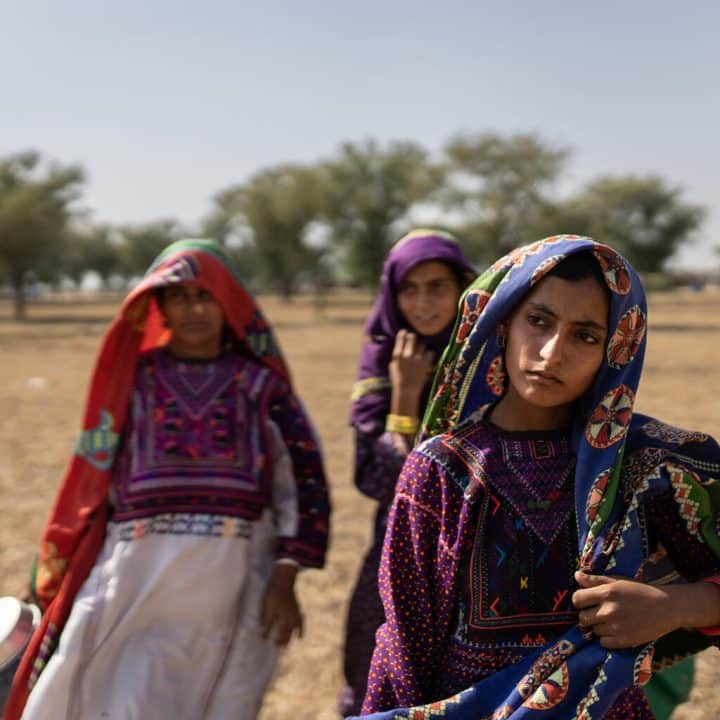 Neuf mois après les inondations dévastatrices, de nombreuses régions du Pakistan sont toujours sous les eaux. Une nouvelle saison des pluies approche et d'autres vagues de chaleur sont attendues. Les mères et les enfants paient le plus lourd tribut au changement climatique. © UNICEF/UN0847821/Haro