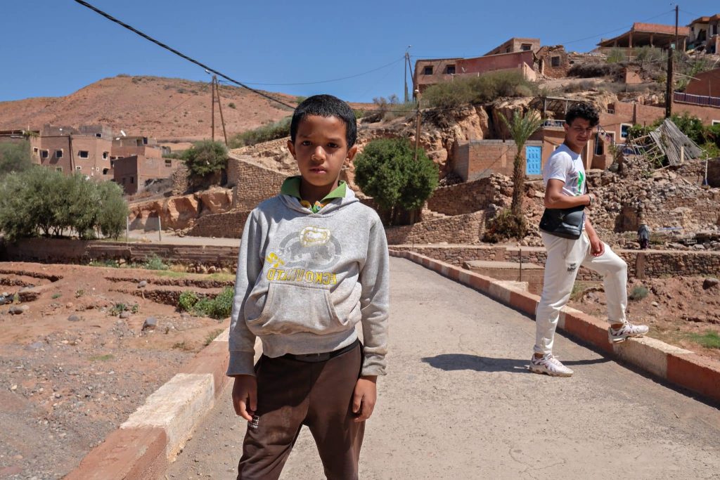 Le 10 septembre 2023, Marwan, 9 ans, se tient devant son village, Azro, près de Tahanaout dans les montagnes de l'Atlas au Maroc, qui a été détruit par un tremblement de terre de magnitude 6,8. 100 000 enfants ont été affectés. © UNICEF/UNI434147/Benkirane