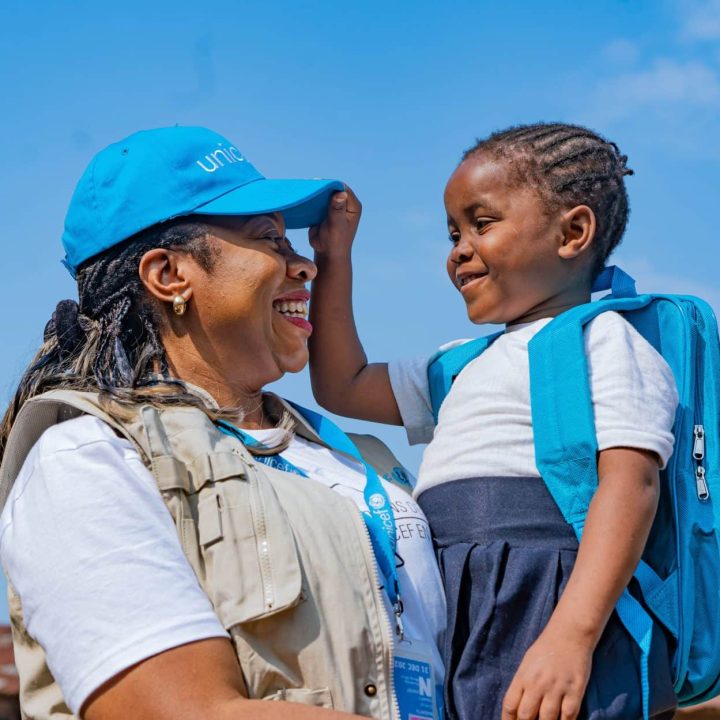 Le 12 octobre 2023, en RDC, Nkembo, 7 ans, joue avec Solange Nabintu Murhega, membre du personnel de l'UNICEF à Kinshasa. La petite fille vient de recevoir un kit scolaire de l'UNICEF. © UNICEF/UNI456462/Mulala