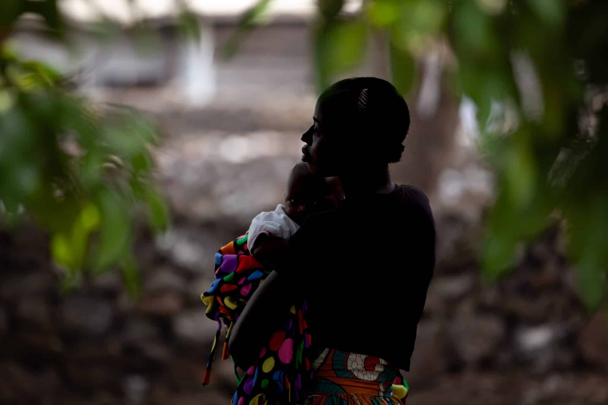 Le 8 septembre 2023, Sarah, 16 ans, tient son fils Josué, âgé de 4 mois, à Goma, dans la province du Nord-Kivu, en République démocratique du Congo. Sarah a été violée et est tombée enceinte. En RDC, le nombre d'enfants victimes de violations graves atteint un record. © UNICEF/UNI480737/Vigné