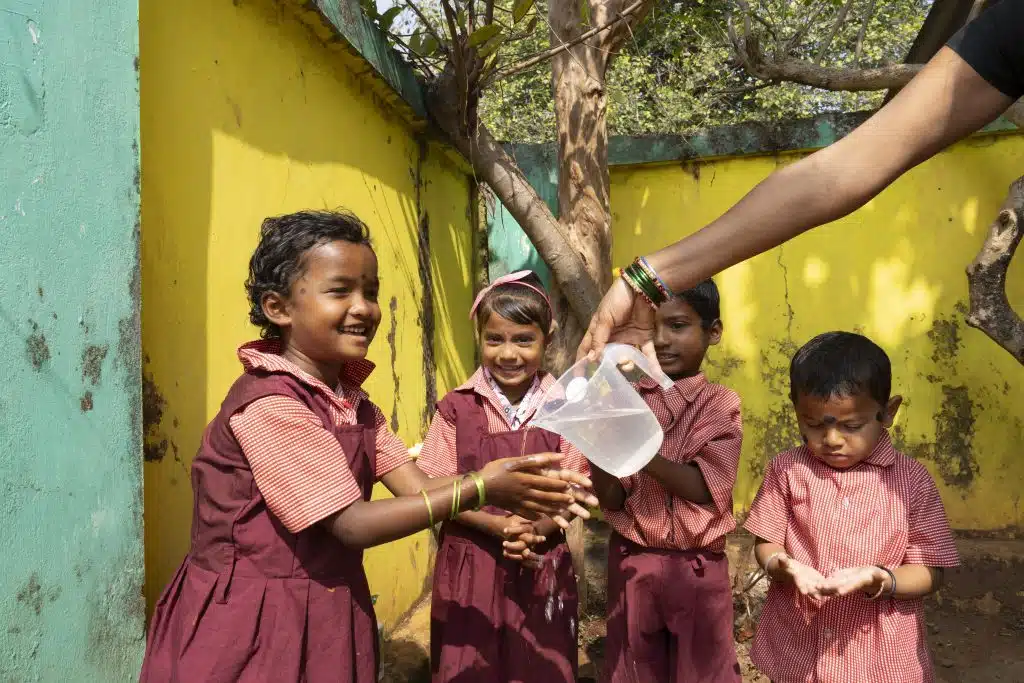 Des enfants se lavent les mains à l'école grâce aux infrastructures installées par l'UNICEF en Inde. © UNICEF/UNI507985/Kaur