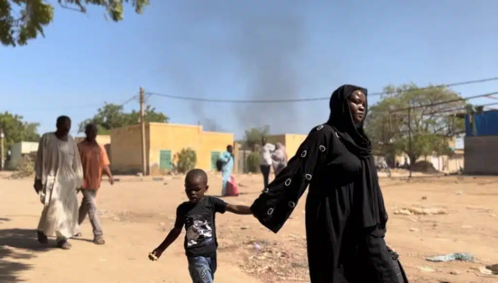 Des enfants et des familles fuient à pied Wad Madani, dans l'État d'Al Jazirah, à la suite des récents affrontements. Les combats ont éclaté dans la matinée du 15 décembre entre les deux parties belligérantes à la périphérie de Wad Madani, situé dans l'État d'Al Jazirah, au Soudan. © UNICEF/UNI492302/Mohamdeen