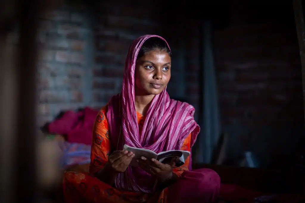 Le 18 novembre 2023, Asmina Begum Nipa pose pour un portrait à Gazipur, au Bangladesh. © UNICEF/UNI499884/Rasnat