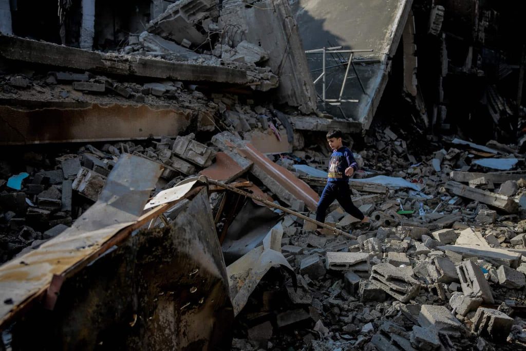 Mohammed, 9 ans, marche sur les décombres de sa maison détruite dans la rue Omar Al-Mukhtar, à Gaza. © UNICEF/UNI501985/Al-Qattaa